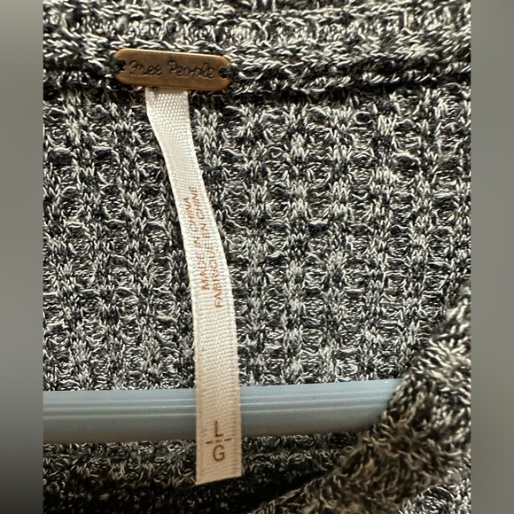 FREE PEOPLE (L) CIRCLE HEM MARBLED BLACK/WHITE LONG SLEEVE TOP WITH RED TRIM. - Picture 2 of 7